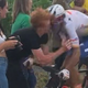 Katastrofa na Tour De France: zaradi neprevidnega oboževalca si je zlomil vrat (VIDEO)