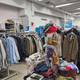 V butik po zavržene obleke: na prodaj so oblačila različnih znamk, tudi prestižnih (FOTO)