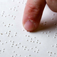 Kot najstnik razvil pisavo za slepe. Brajica spodbuja osebno neodvisnost