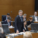 V državnem zboru za Golobom sedela sekretarka Tina. Bi jo prepoznali? (FOTO)