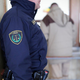 Vlomila sta v nakupovalni center, policisti preiskali njuno hotelsko sobo: eden je na begu