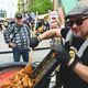 Na festivalu je pekel čili in se cedila čokolada. Gledalce je navduševalo tekmovanje Hot wings (FOTO)