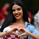 Poglejte, kako je vroča hrvaška navijačica privabljala poglede pred današnjo tekmo (FOTO)