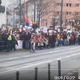 Srbkinja provocirala rojake v Nemčiji, kar je hitro obžalovala, protestniki pa v smeh (VIDEO)