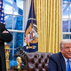 Poglejte, kaj je Muskov sinček X počel v pisarni Donalda Trumpa (VIDEO)
