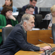 Poslanca SD in NSi na hodniku DZ debatirala o 'privlačnih poslankah' in vse posnela (VIDEO)