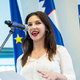 Vplivno Zalo, članico Slovenske demokratske mladine, v stanovanju vsak petek pričaka šopek. Razlog pa ...