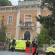 INCIDENT V PORTOROŽU ZAPRL CESTO: Podrl se je zid, na drugi strani pa na objektu moški z nožem v roki