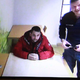 Sramežljiva muca ga je spravila v past, namesto užitkov so ga čakale batine