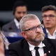 Desničarski politik znorel? V smeti vrgel božično drevo s simboli LGBT, zdaj vzel bencin in .... (VIDEO)