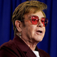 Elton John v bran mladim umetnikom