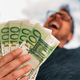 Izredno nakazilo za 350 tisoč Slovencev: zakaj je sosed že dobil denar, vi pa še ne?