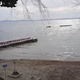 Nori prizori na priljubljeni hrvaški plaži. Bager ruši vse pred seboj, kopalci v šoku