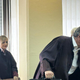 Bratranca pred koprskim sodiščem! Pretep, povoženje in nož v hrbtu