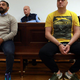 S pištolo nad stanovalca: roparja zvezala par in zahtevala denar – tretji še na prostosti