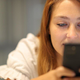 Ste genij? To o vaši inteligenci in obnašanju v ljubezni razkriva način, kako držite telefon