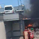 Pri trgovskem centru izbruhnil požar, na delu tudi policisti (VIDEO)
