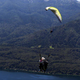 Grozljiv padec na Bohinjskem: veter zaprl padalo, moški padel z višine