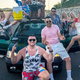 Radovedna Angležinja grdo padla, naši muzikanti so ji priskočili na pomoč