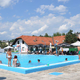 Oče se je za hip obrnil stran, otrok skočil v vodo: odpeljal ga je helikopter