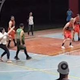 Incident na košarki: žena »uletela« na igrišče, po njem je samo padalo (VIDEO)