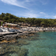 Šok na plaži pri Šibeniku: poglejte, kaj je med kamni našla tamkajšnja kopalka (FOTO)
