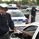 Pijan in brez izpita se je nedostojno vedel do policistov, čaka ga kazen čez 4000 evrov