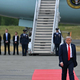 Celi svet gleda v Trumpa, čakal je Putina in počel nenavadne stvari na rdeči preprogi (VIDEO)