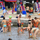 Kaj ima oblečeno?! Fotografija moškega s plaže sprožila val smeha (FOTO)