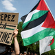 Gaza dobila pomoč iz zraka, izraelski pisatelj oster do domovine: »To je genocid«