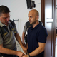 Goran vrata vrgel s tečajev in ženo umoril z nožem