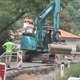 Bralec opozoril na cestni kaos: bager neupravičeno blokiral promet, nadzornik pa na telefonu?!