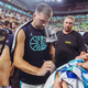 Luka Dončić v natikačih na bencinski črpalki sredi Slovenije presenetil obiskovalce