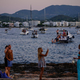 Tihotapci sredi belega dne na plažo, polno ljudi, metali drogo (VIDEO)