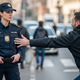 Policistka se je branila s solzivcem in gumijevko: »Prasica, jeb*** ti bom mater!«
