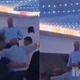 Minister v elementu: na poroki skočil na mizo in odpel Thompsona (VIDEO)