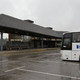 V okolici avtobusne postaje mladostniki napadali občane, policija zasegla tudi orožje