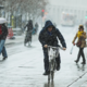 Prve snežinke v Ljubljani, kolesar presenečen: »Zakaj ne solijo ali posipajo peska?«