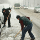Slovenija: iščejo ljudi za kidanje snega in toliko plačajo na uro, a starostniki do pomoči ne morejo