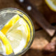 Voda z limono na tešče in hujšanje: resnica o priljubljenem jutranjem detoksu