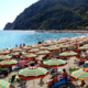 Priljubljena destinacija na Jadranu prepovedala kajenje na plaži: drastični ukrepi že to sezono