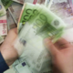 "ZAKAJ POTREBUJETE DENAR?" Dvig gotovine na banki razburil Slovenko