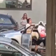 Vsi iščejo tega nasilneža! Širi se pretresljiv posnetek kolesarja, ki je brutalno pretepel voznico (VIDEO)