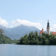Ste slišali, kaj ji je naredil ob Blejskem jezeru? Mirno se je sprehajala ...