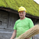 Slavko oživlja skoraj pozabljeno umetnost slamokrovstva: strehe pokriva tako, kot so jih naši dedje pred stoletji (FOTO)