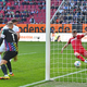 Napadalec Augsburga skoraj dosegel gol sezone, branilci reševali na golovi črti (VIDEO)