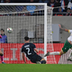 Najboljši strelec lige zgrešil prazen gol (VIDEO)