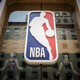 Kdo se skriva v logotipu lige NBA?