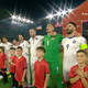 Pekel v Tirani: žvižgi ob himni in gesta otrok (VIDEO)