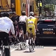 Trenutek, ko je Pogačar trčil v avtomobil Visme (VIDEO)
